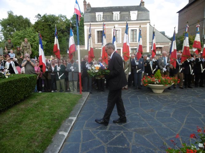 Dépôt de gerbes au monument aux morts