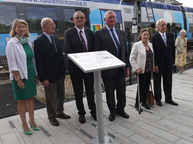 Lors de l'inauguration de la table
