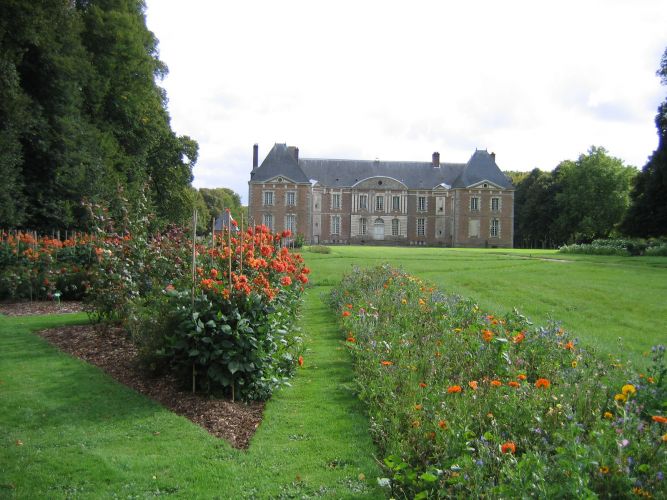 Vue fleurie du château de BOSMELET