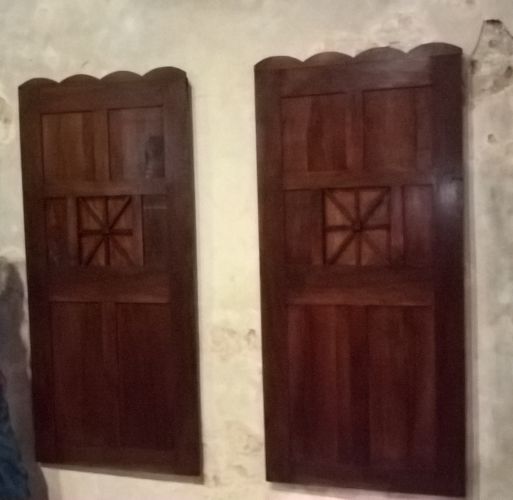 les deux portes de l'ancien confessionnal