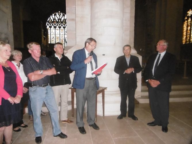 Lors de l'inauguration :Michel VANDERPLAETSEN Président d'AUFFAY "Art & Culture" ; Christian SURONNE Maire d'AUFFAY et Luc Marie DUPREY Curé d'AUFFAY et les membres de l'association