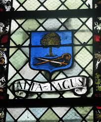 Le blazon d'AUFFAY en  vitrail ( fenêtre la plus ancienne :du XIème siècle)