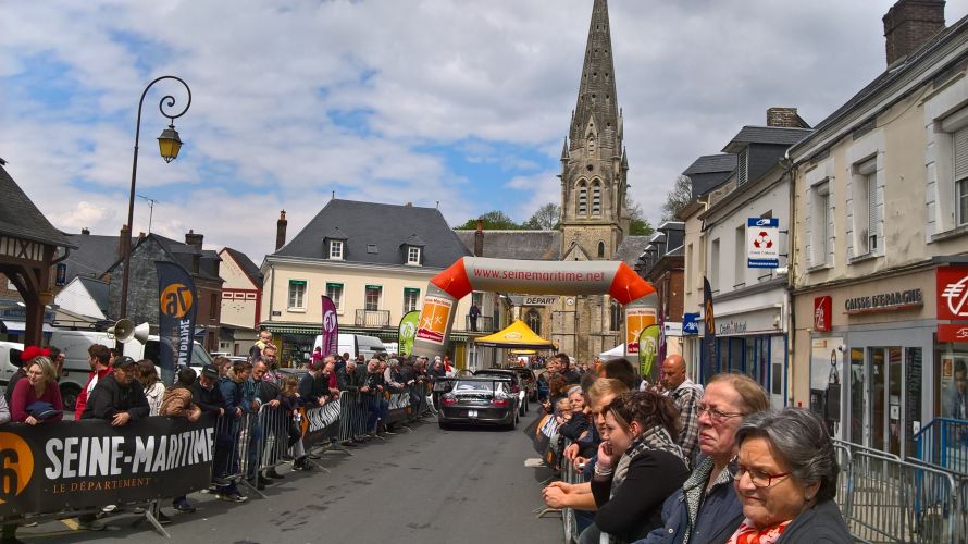 En centre bourg, face aux Jacquemarts.
