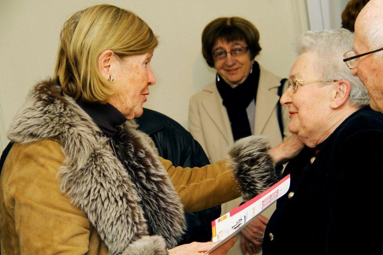 Françoise LE MOUAL, trésorière jusqu'à ses 80 ans et membre d'honneur félicitée par Chantal FURON BATAILLE Conseillère Générale