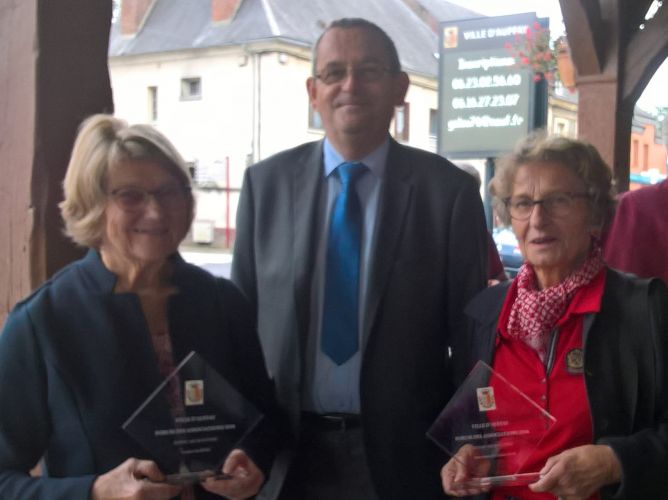 Anne Marie VAN ELSLANDE ,notre trésorière & Andrée LELIEVRE bénévole dévouée